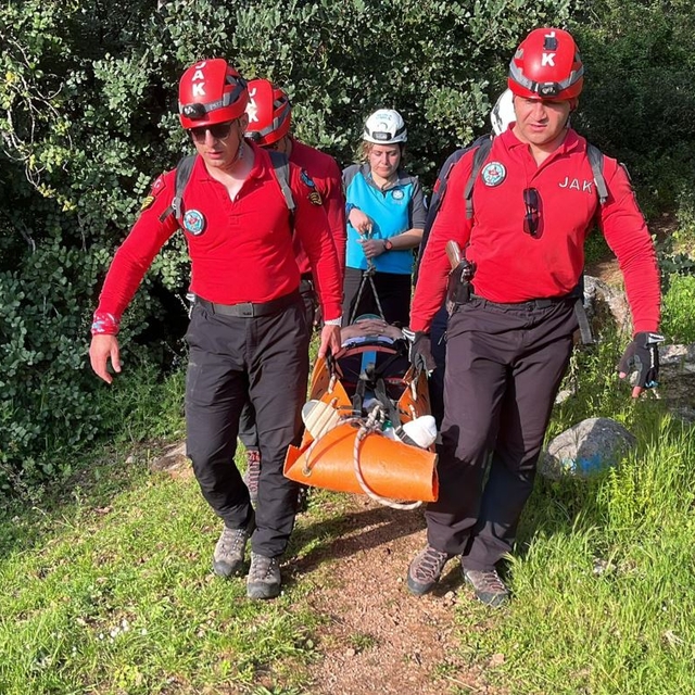 Fethiye'de dağlık ve ormanlık alanda ayağı kırılan kadın, 4 saatlik çalışma...