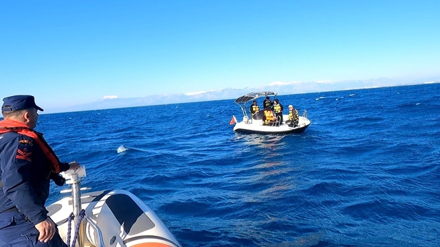 Antalya açıklarında yardım talebinde bulunan özel teknedeki 5 kişi kurtarıldı