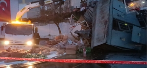 Freni boşalan kamyon, trafoya çarpıp okul bahçesine düştü: 1 yaralı