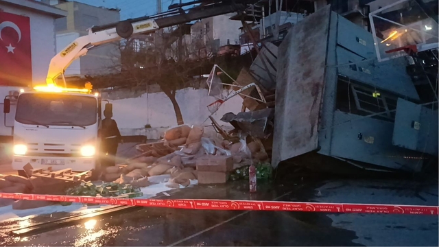 Freni boşalan kamyon, trafoya çarpıp okul bahçesine düştü: 1 yaralı