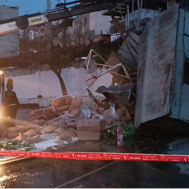 Freni boşalan kamyon, trafoya çarpıp okul bahçesine düştü: 1 yaralı