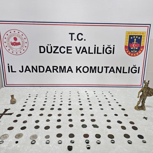 Düzce'de 136 parça tarihi eser ele geçirildi; 2 gözaltı
