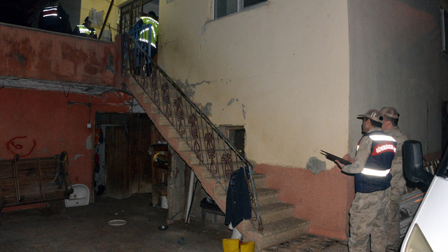 Tartıştığı karısını tabancayla başından vurup, öldürdü