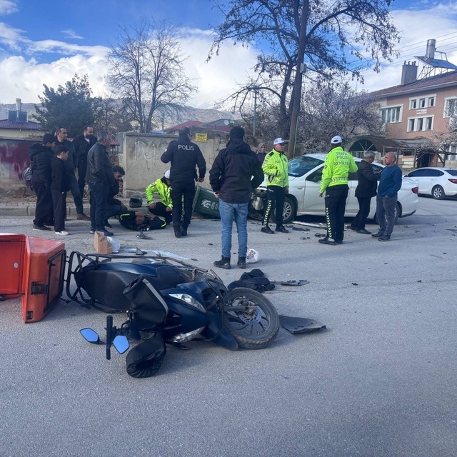 Erzincan'da otomobil ile motosiklet çarpıştı: 1 yaralı