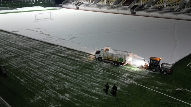 Bitlis'te maç öncesi sahada karla mücadele çalışması