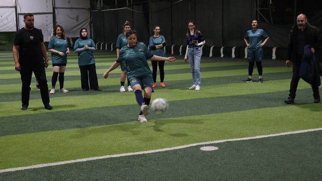 Yeşil sahadaki performanslarıyla erkeklere taş çıkaran kadınlar, halı saha maçında doyasıya eğlendiler