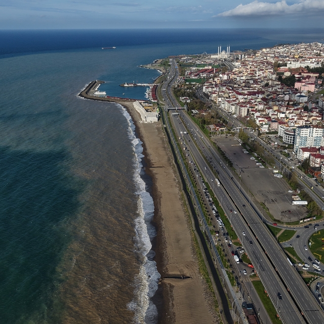 Trabzon'da sahil çamura bulandı
Fırtınada dalgaların vurduğu dolgu sahasını...