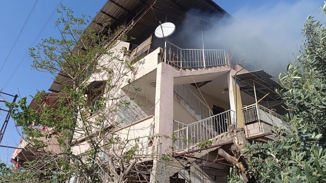 Kırıkhan'da evin terası alevlere teslim oldu