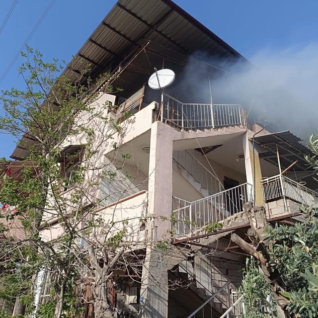 Kırıkhan'da evin terası alevlere teslim oldu