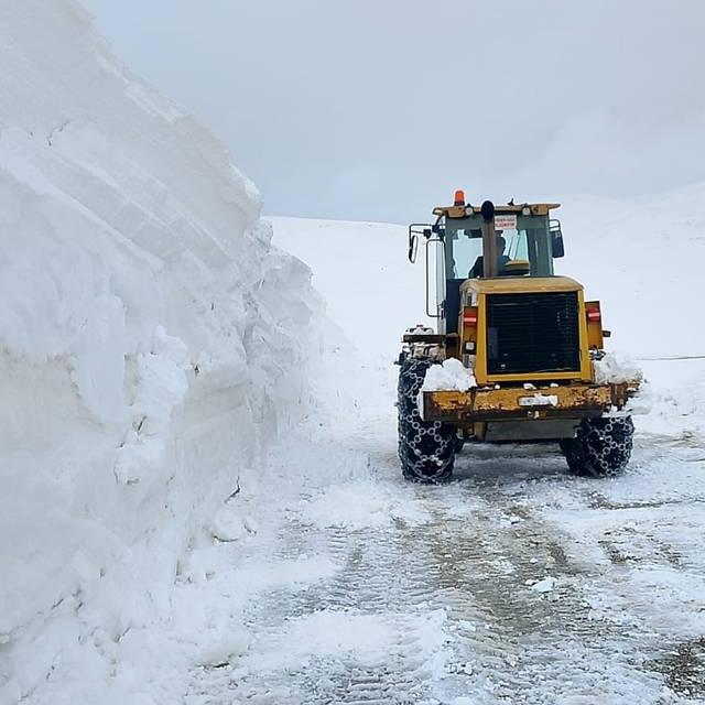 Erzurum kırsalında karla mücadeleye devam
