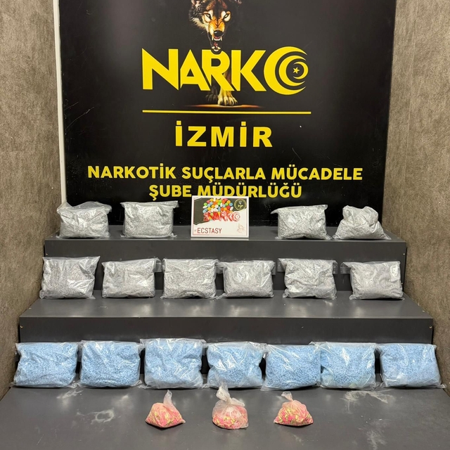 İzmir'de iki ayrı uyuşturucu operasyonunda 3 tutuklama
Yüklü miktarda uyuşt...