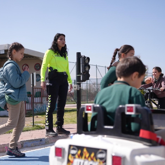 Düzce'de öğrenciler trafik kurallarını yaşayarak öğreniyor