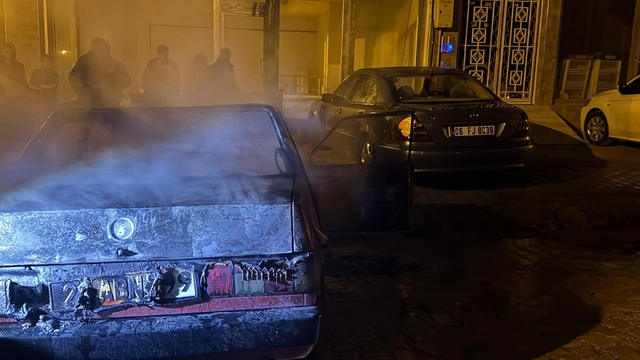 Elazığ'da TOFAŞ araç alev alev yandı