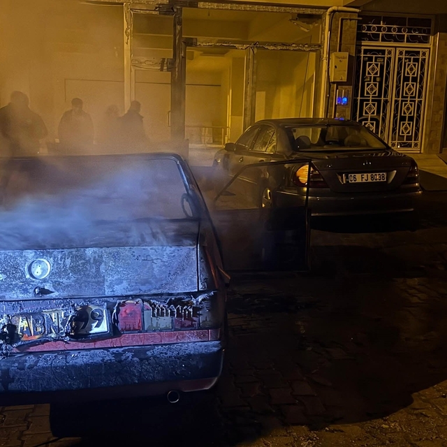 Elazığ'da TOFAŞ araç alev alev yandı