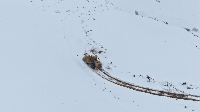 Van'da kardan kapanan 93 yerleşim yerinin 39'u ulaşıma açıldı