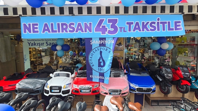 Şampiyonluk aşkına 43 taksit
Kütahya'daki bir firma, Kütahyaspor'un 24 yıl aradan sonra elde ettiği şampiyonluğu dikkat çeken bir kampanyayla kutluyor