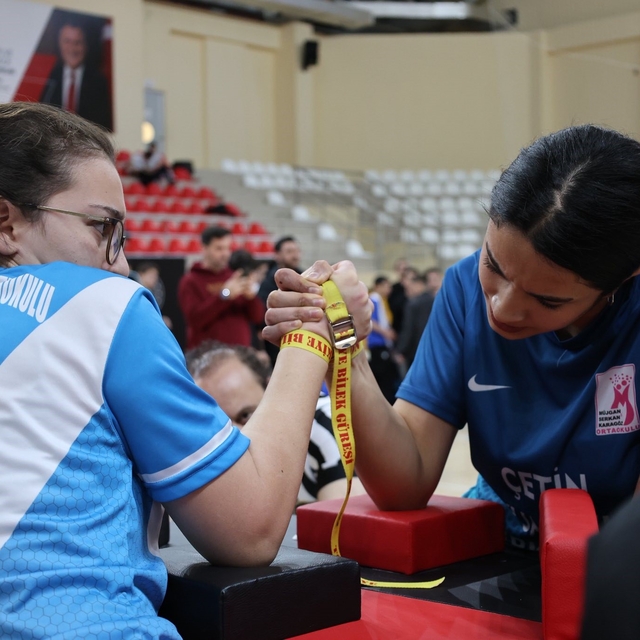 Bilek güreşinde ödüller sahiplerini buldu