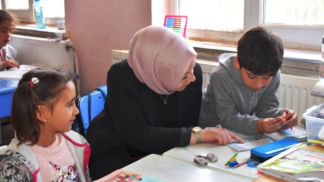 Yeşilyurt Kaymakamı Yeşim Altın, köy okullarını ziyaret etti