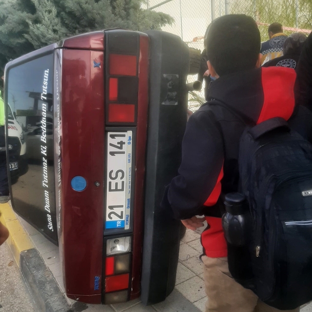 Diyarbakır'da drift atan sürücü kaldırımda yürüyen öğrencilere çarptı: 2 ya...