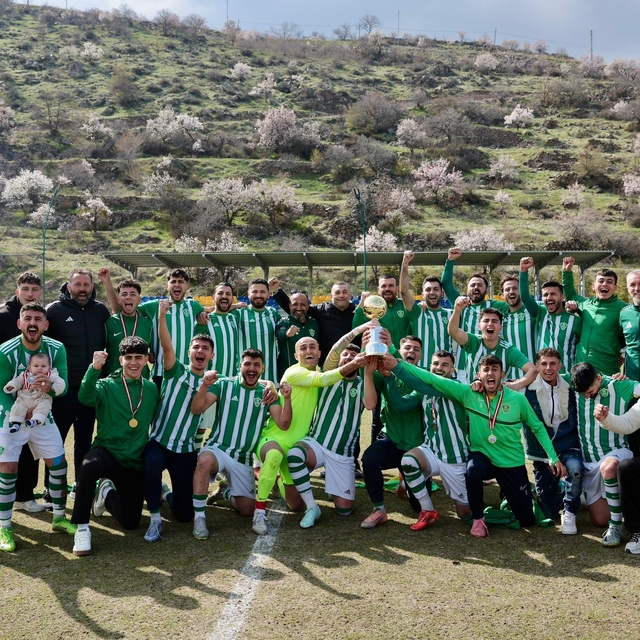 Şampiyon Kayseri Şekerspor kupasını aldı