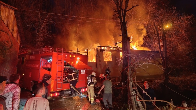 İnegöl'de tek katlı ev alev alev yandı