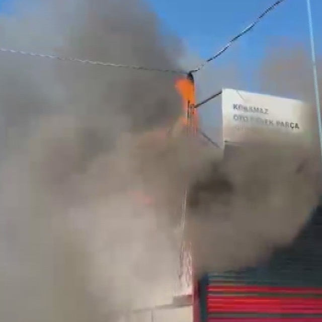 Korkutan yangında, iş yeri ve kamyonet zarar gördü