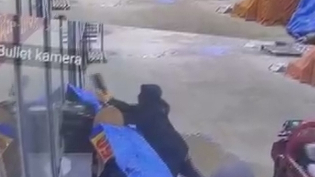 Alışveriş yaparcasına numaralarına bakarak 50 bin TL'lik ayakkabıları çaldılar