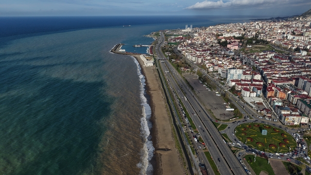 Trabzon'da sahil çamura bulandı
Fırtınada dalgaların vurduğu dolgu sahasının toprağı denize karıştı, kıyılar çamur deryasına döndü