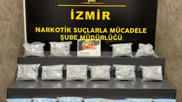İzmir'de iki ayrı uyuşturucu operasyonunda 3 tutuklama
Yüklü miktarda uyuşturucu ele geçirildi