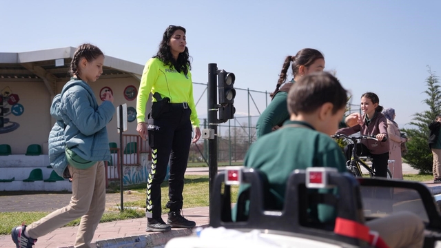 Düzce'de öğrenciler trafik kurallarını yaşayarak öğreniyor
