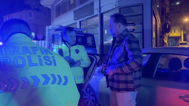 Bursa'da ters yöne giren alkollü sürücüye ağır ceza
Bursa'da ters yöne giren alkollü sürücünün ehliyetine 2 yıl el konuldu, 60 bin lira ceza kesildi