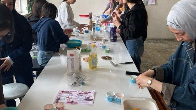 Altıntaş MYO'da Mini Kek Atölyesi düzenlendi