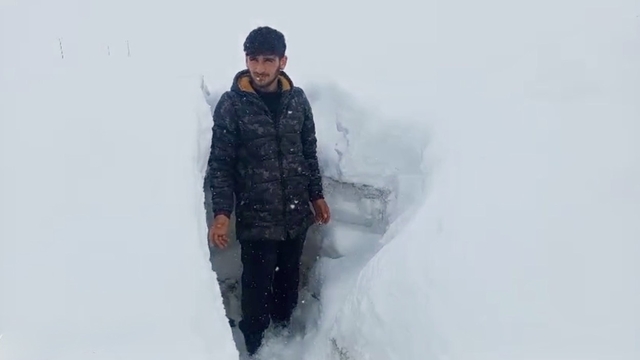 Ağrı'da Nisan ayında etkili olan kar kalınlığı insan boyunu aştı