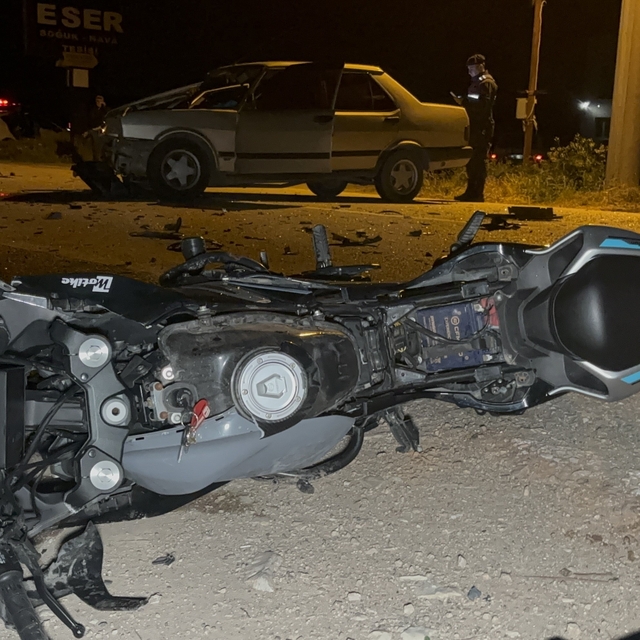 Acı kaza güvenlik kamerasına yansıdı; otomobille çarpışan motosiklet sürücü...