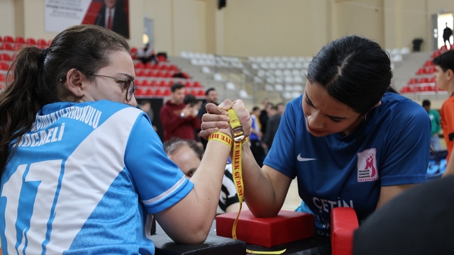 Bilek güreşinde ödüller sahiplerini buldu