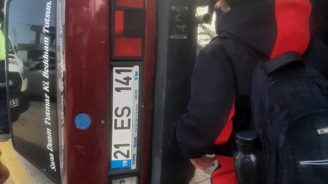 Diyarbakır'da drift atan sürücü kaldırımda yürüyen öğrencilere çarptı: 2 yaralı