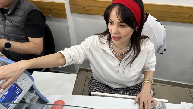 Bir anlık dalgınlık 100 Euro'ya böyle mal oldu
Döviz bürosunda 400 Euro bozdurmak isteyen müşteriye 500 Euro karşılığı Türk lirası verdi
Müşteriye dalgınlıkla 5 bin TL fazla para veren çalışan o şahsa seslendi
Lütfiye Topkaya:
"5 bin 160 TL fazladan para verdim, bu benim maaşımdan kesilecek, paramı getirirse çok sevinirim"