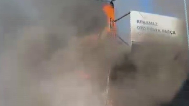 Korkutan yangında, iş yeri ve kamyonet zarar gördü