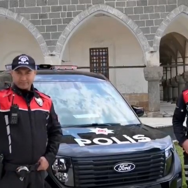 Niğde'de minik öğrencilerden polislere sevgi dolu kutlama