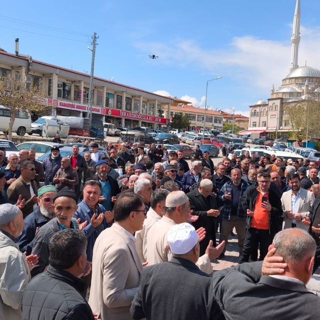 Karakeçili'de hacı adayları vatandaşlarla vedalaştı