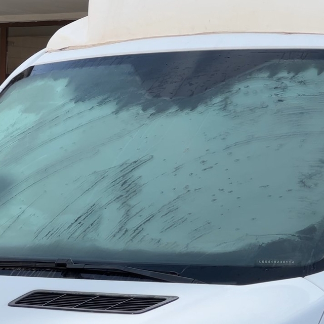 Yüksekova'da dondurucu soğuklar: Araçlar ve çatılar buz tuttu