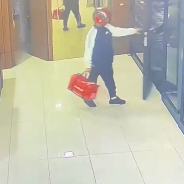 Kurye kılığıyla girdiler, silahla alıkoydular... Özel Harekat kapıları koçb...