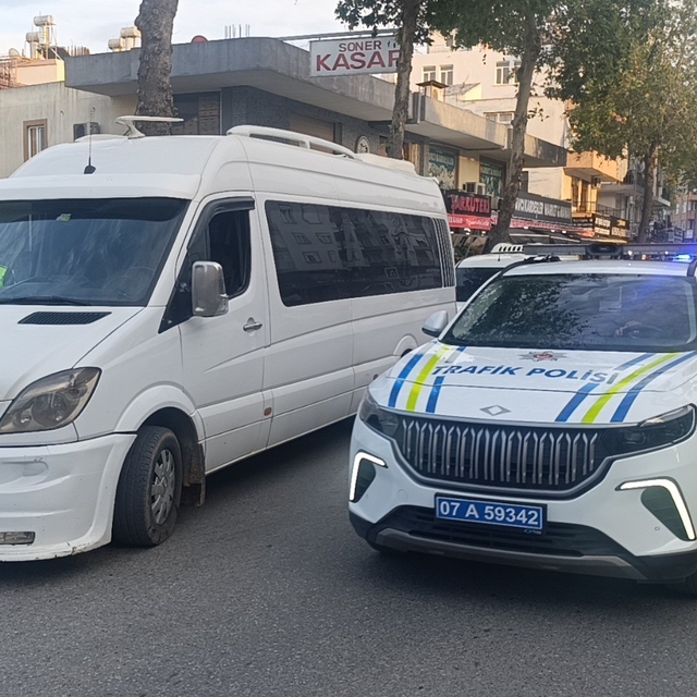 Manavgat'ta motosiklet ile minibüs çarpıştı: 1 yaralı