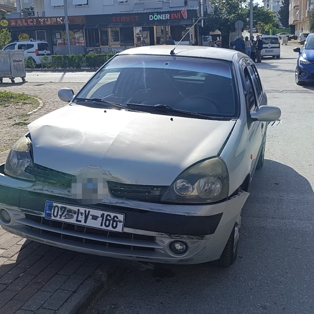 Hafif ticari araç ile otomobilin çarpıştığı kaza ucuz atlatıldı