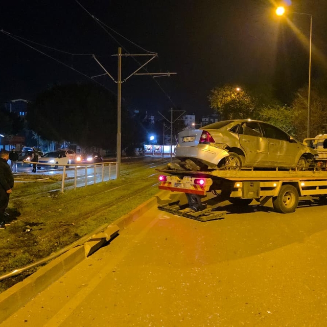 Antalya'da alkollü sürücü tramvay durağına daldı