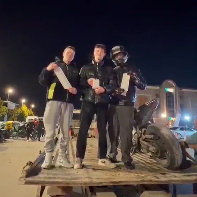 Motosikleti bağlanan sürücü 58 bin TL'lik ceza tutanağı ile poz verdi