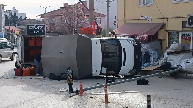 Kastamonu'da minibüs ile kamyonetin çarpıştığı kazada 3 kişi yaralandı