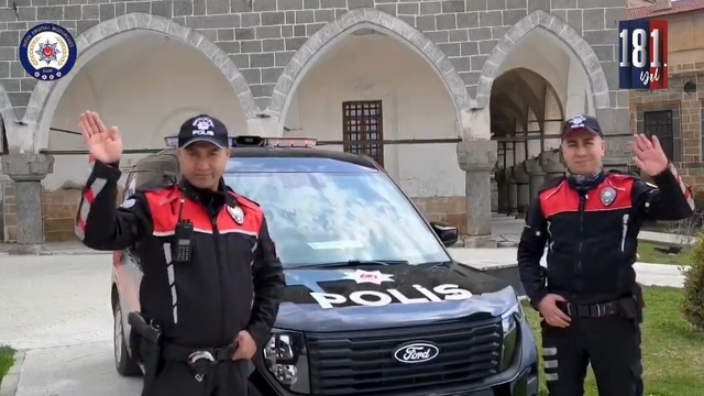 Niğde'de minik öğrencilerden polislere sevgi dolu kutlama