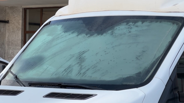 Yüksekova'da dondurucu soğuklar: Araçlar ve çatılar buz tuttu