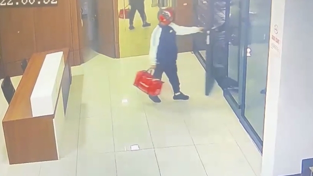 Kurye kılığıyla girdiler, silahla alıkoydular... Özel Harekat kapıları koçbaşıyla kırdı
Bursa merkezli 3 ilde operasyon yapıldı, 13 şüpheli yakalandı 11'i tutuklandı
Kurşunlama ve gasp çetesi çökertildi, baskın anları nefes kesti